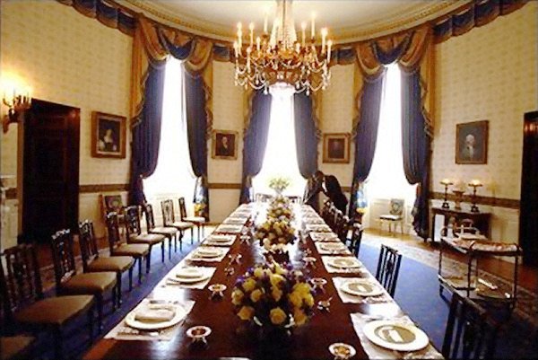 Based on the size 140 people could have dinner at the White House’s dining table at the same time.