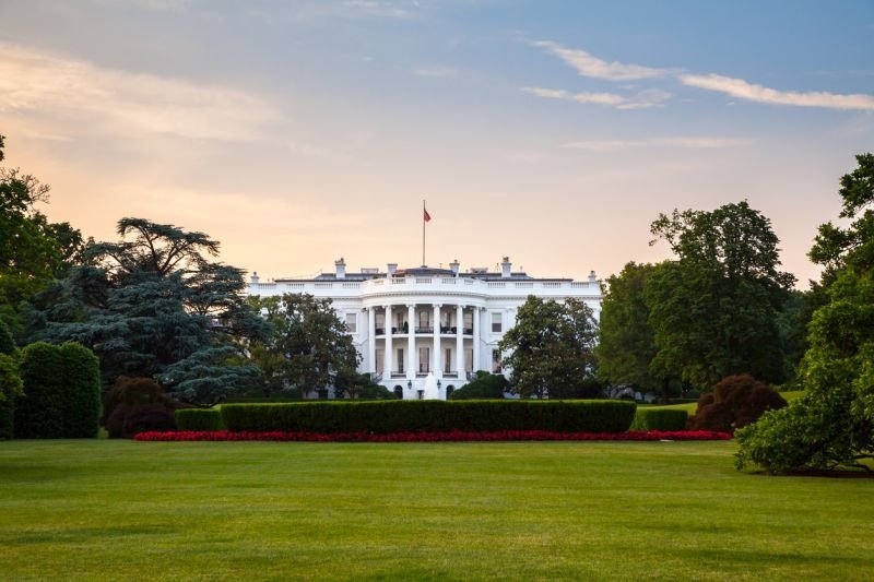 The overall height of the White House is 70 feet on the south and 60 feet 4 inches on the north; the facade is 18.3 meters on the south above sea level and 15.3 meters on the north.