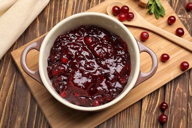 Cranberries have many health benefits such as preventing urinary tract infections, helping slow down tumor progression and aiding in reducing the risk of cardiovascular diseases.