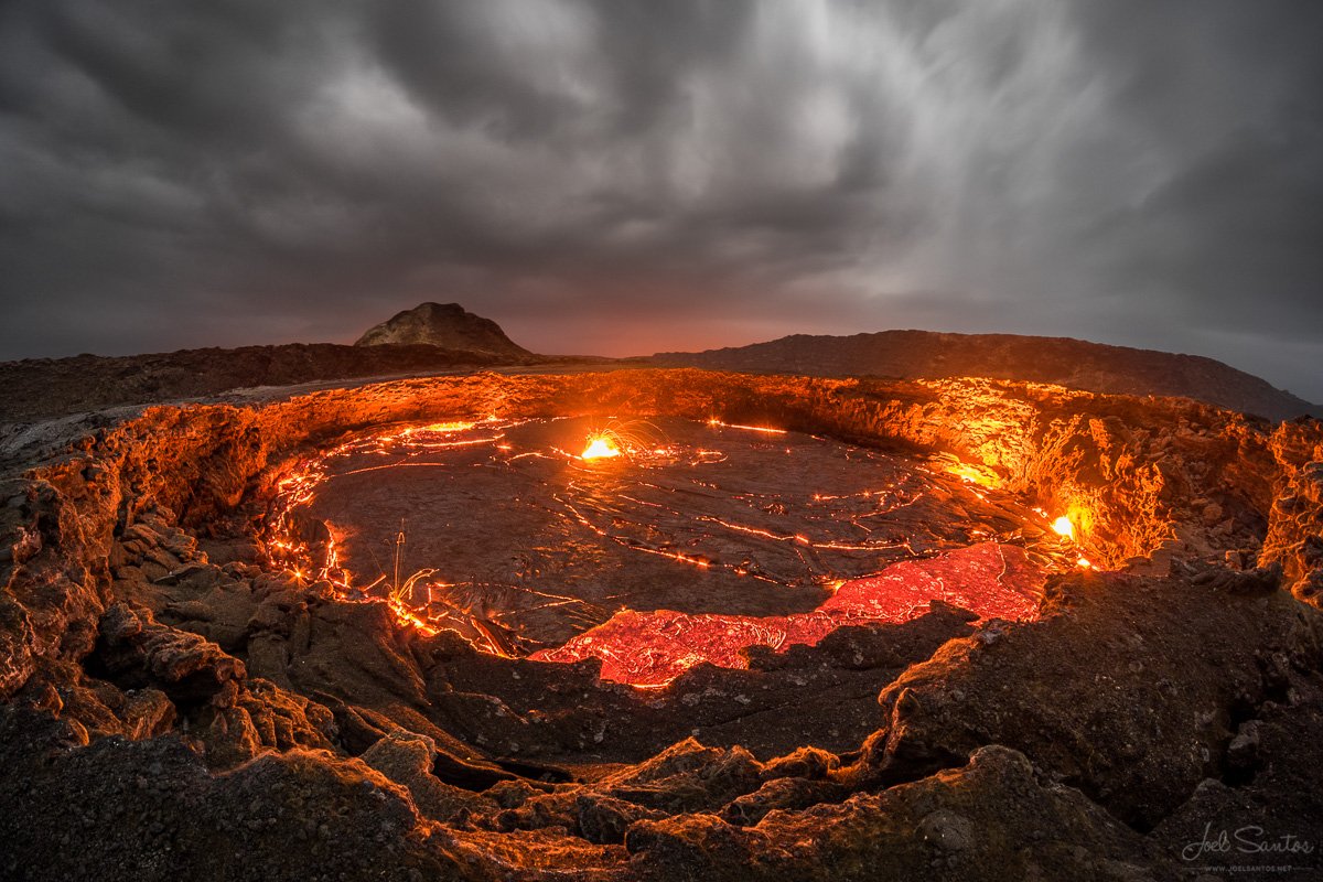 Erta Ale is a volcano that settles in the Danakil Desert.