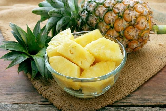 There are 50 calories in 3.5 ounces of a fresh pineapple.